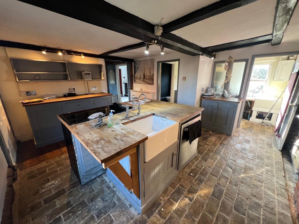 Lot: 15 - A CHARMING AND CHARACTERFUL COTTAGE LOCATED IN THE HISTORIC VILLAGE OF ST. OSYTH - Kitchen area